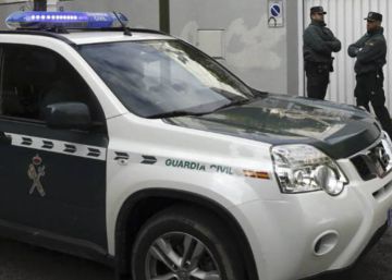 Tiran la droga para pasar un control policial y son arrestados al volver a recogerla