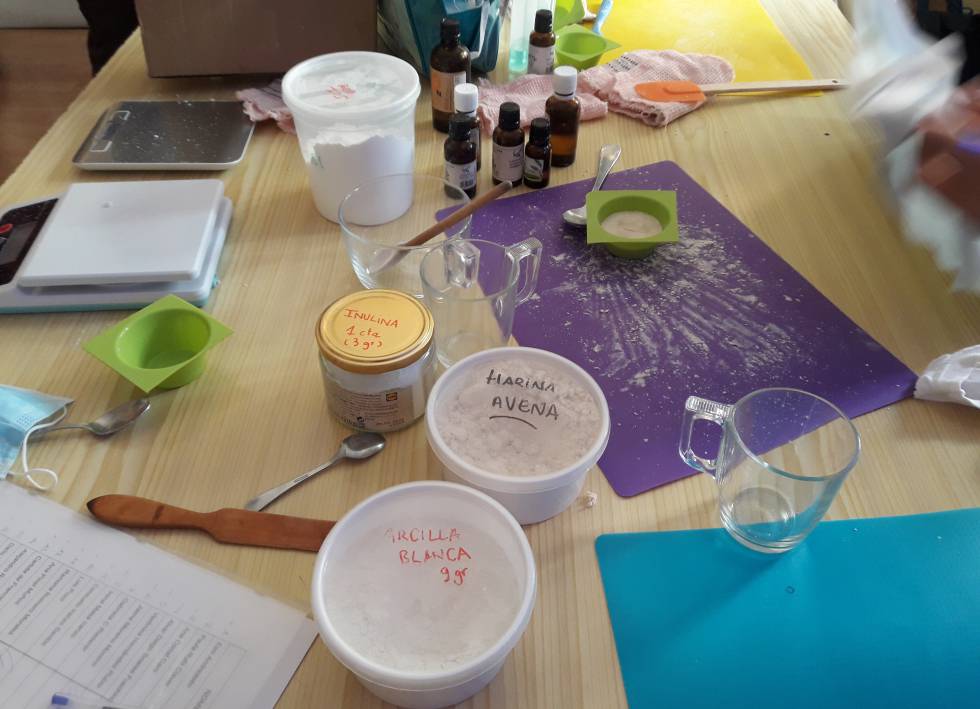 Productos para fabricar champú sólido durante un taller impartido en Madrid por Econciencia.
