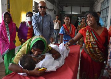 Una enfermedad de origen desconocido mata a decenas de niños en India