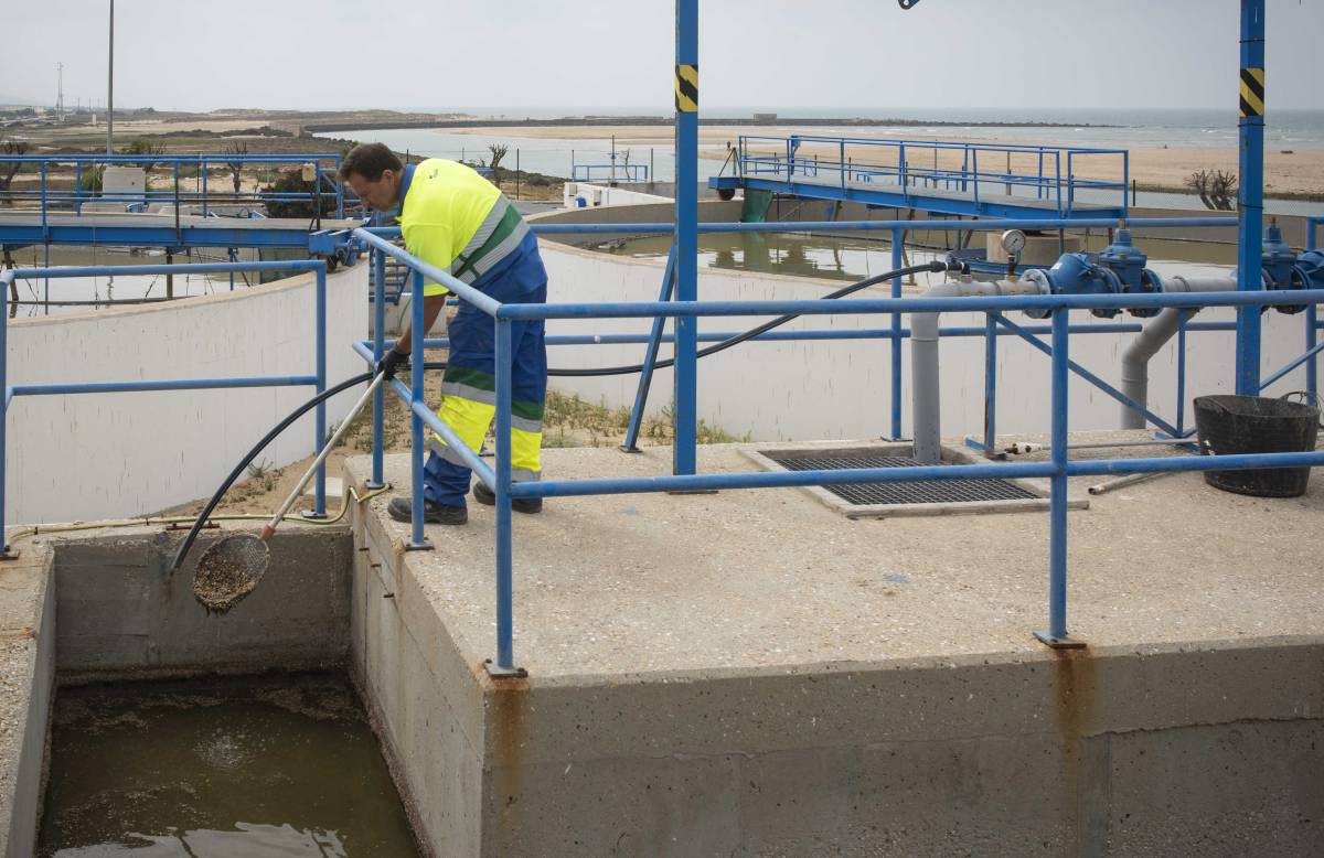 Un operario en la depuradora de Barbate (Cádiz), una de las que no cumple con las normas europeas.