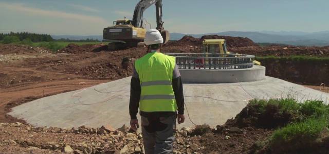 Un trabajador en la construcción del nuevo parque eólico de Paradela (Lugo).