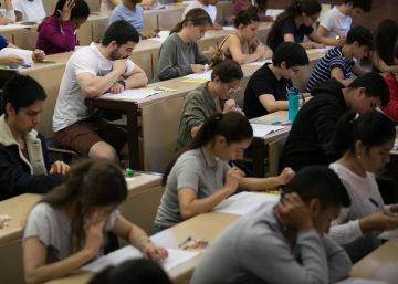 Celaá recibe 180.000 firmas de alumnos para pedir una Selectividad única