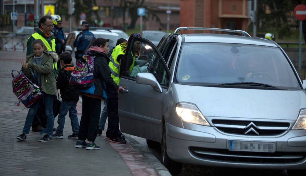 Chavales llegando al colegio en Madrid.
