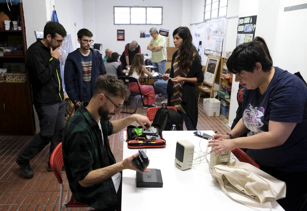 Víctor González, el organizador del Repair Café de Asturias, prepara las herramientas para arreglar unos altavoces en la asociación Casa de Iniciativas Suañu, en Gijón.