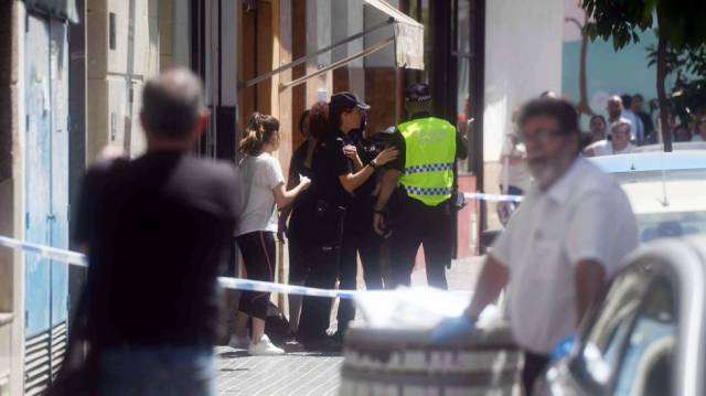 Policías ante el bloque donde se halló el cadáver de Ana Lucía da Silva y su asesino.