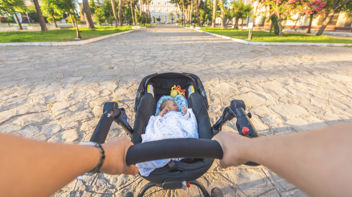 Un recién nacido de paseo con su carrito.
