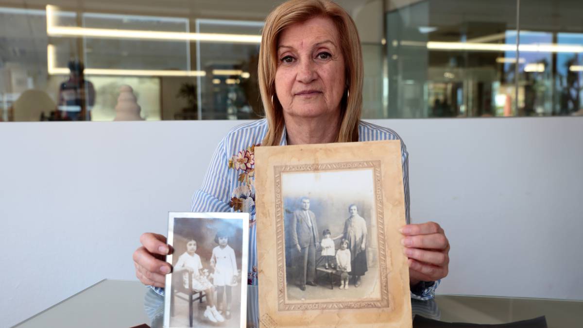 Bartolomea Riera sostiene una foto en la que aparecen su abuela Margalida y su abuelo Antoni junto a sus dos hijas, Francisca y Antonia.rn