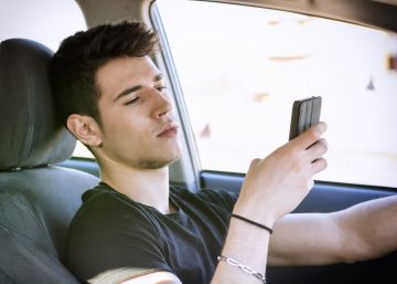“¿Has llegado ya?”. El WhatsApp que provoca más muertos al año en la carretera