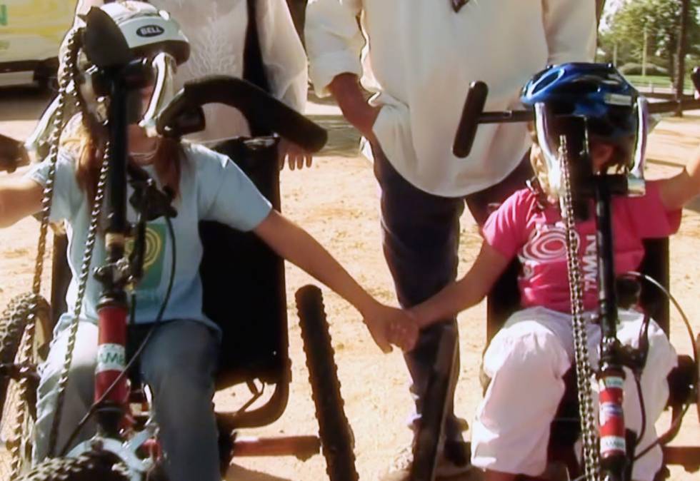 Dos beneficiarias de la Fundación También disfrutando del ciclismo.