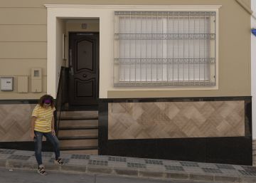 Un hombre mata a su pareja en Córdoba y huye con sus dos hijos a Madrid