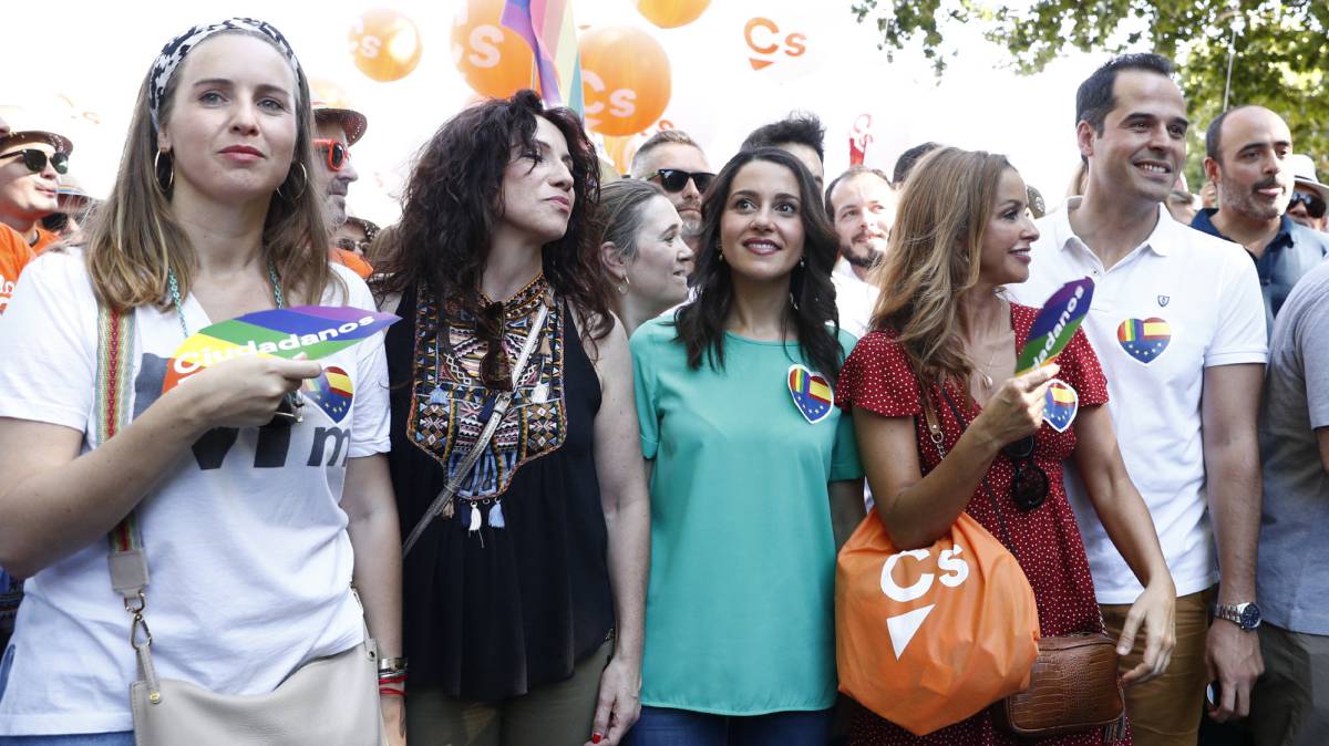 Inés Arrimadas (en el centro), durante la manifestación del Orgullo en Madrid, este sábado.
