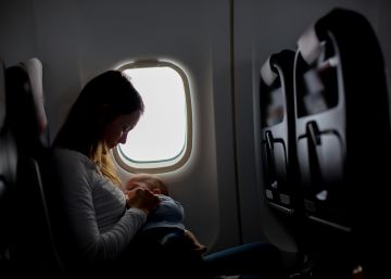 Una aerolínea holandesa pide a una madre que se cubra para amamantar en un vuelo