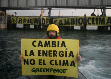Greenpeace desembarca en la térmica de Los Barrios para exigir el fin del carbón
