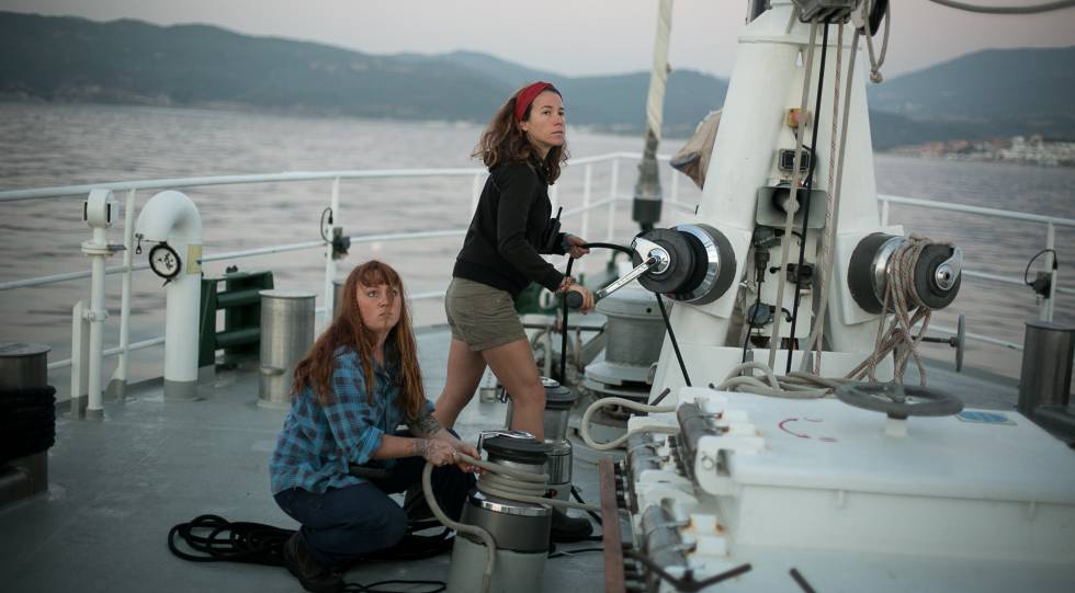 María Martínez, primera oficial, de pie junto a una marinera del Rainbow Warrior.