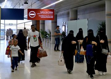 Arabia Saudí pone fin a las restricciones de viaje sobre las mujeres y les otorga un mayor control familiar
