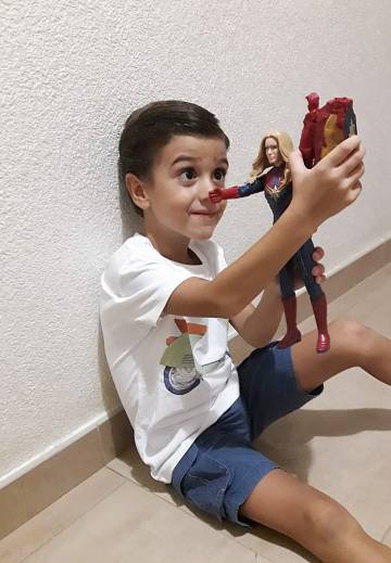 Pablo jugando con la Capitana Marvel que le regalaron por su cumpleaños.