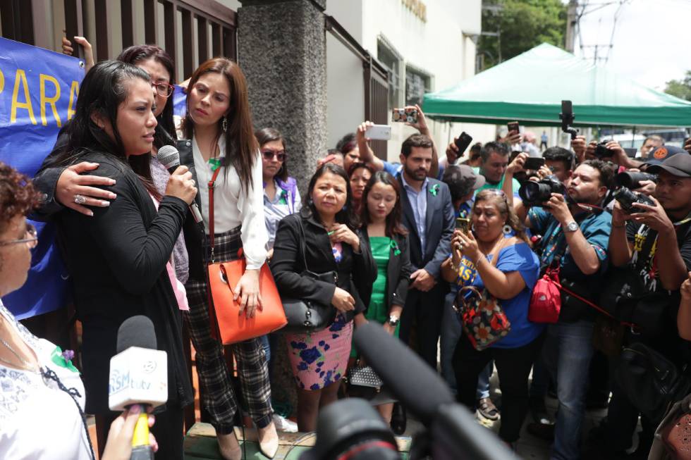 Evelyn Hernández (izquierda) habla ante una multitud, tras conocef el fallo de su juicio en El Salvador.