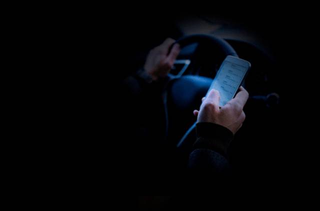“¿Has llegado ya?”. El WhatsApp que provoca más muertos al año en la carretera
