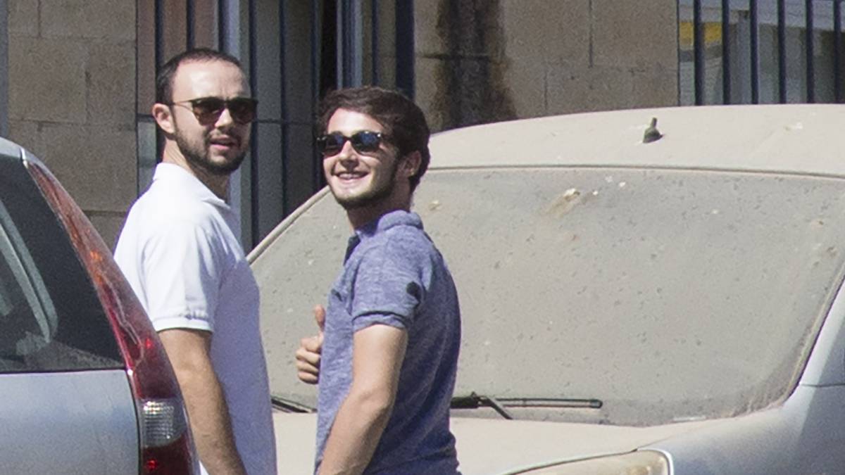 Sandro Marín Rodríguez (izquierda) y un familiar a la entrada de la fábrica de Magrudis.