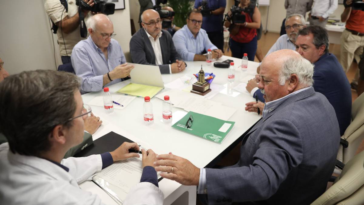 Reunión del consejero andaluz de Salud este viernes en Sevilla.