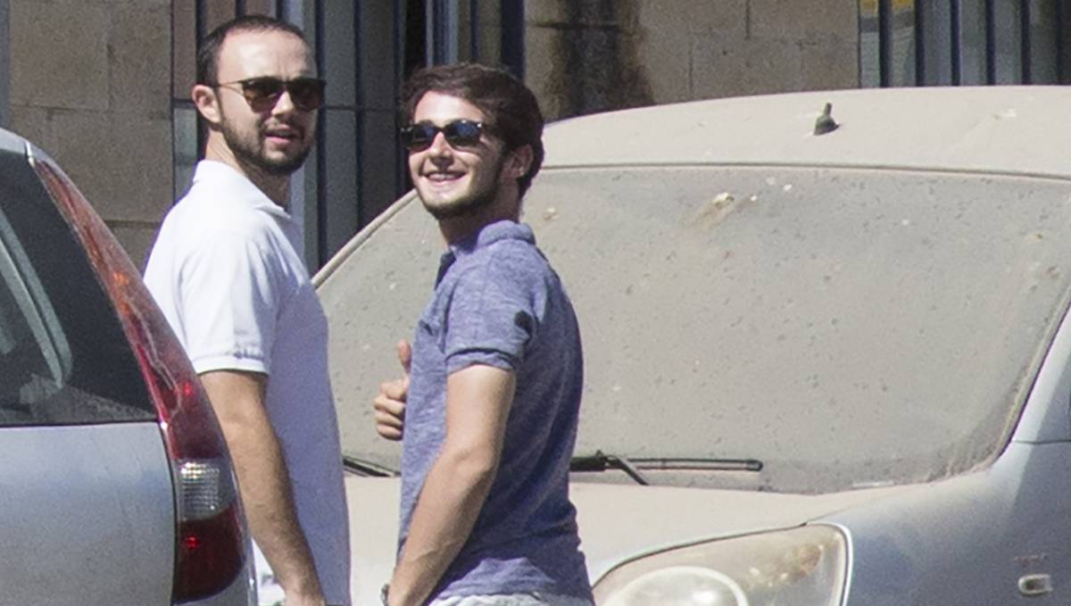 Sandro Marín Rodríguez (izquierda) y un familiar a la entrada de la fábrica de Magrudis.