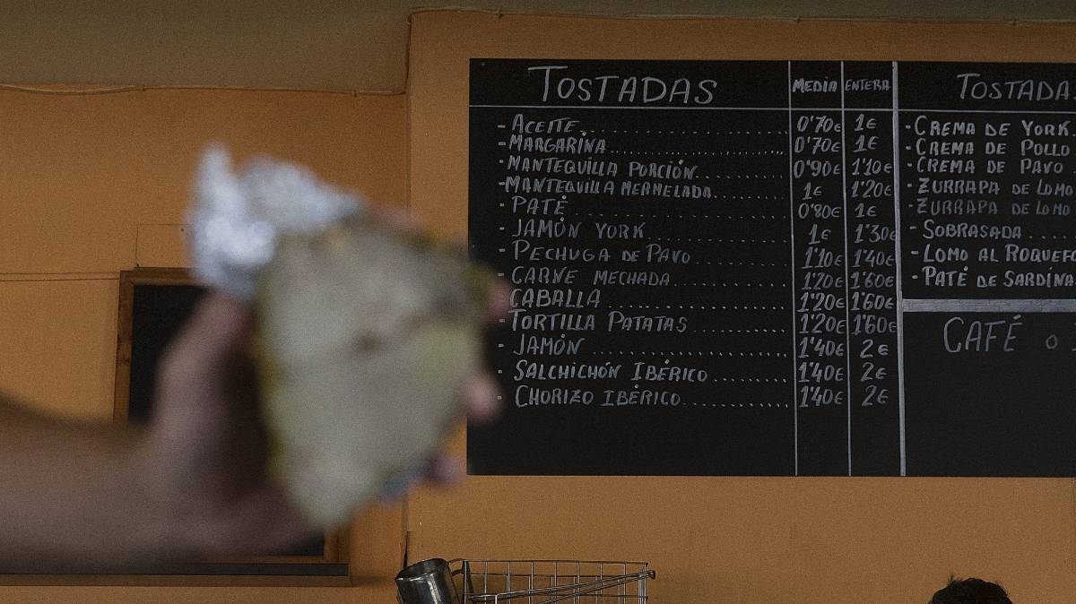 Carta con carne mechada de un bar.