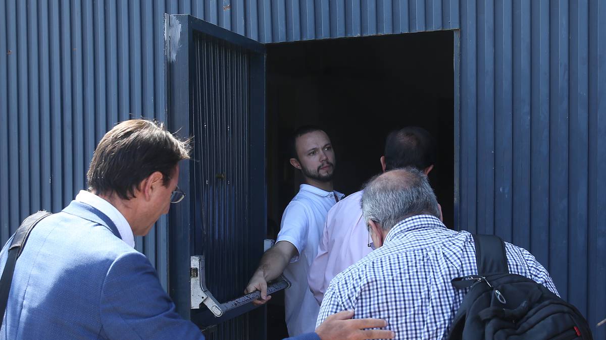 Sandro Marín abre la puerta de la fábrica de Magrudis a los inspectores.