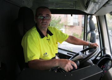 El hombre que limpia las calles mientras duermes