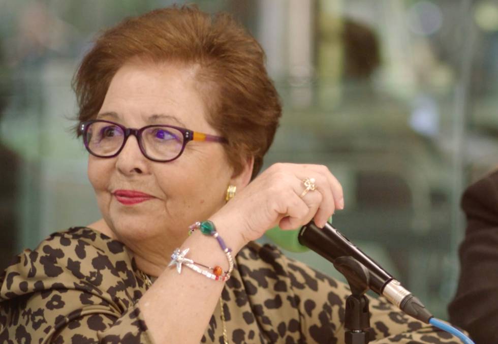 Manuela Gómez, ante los micrófonos de la radio.