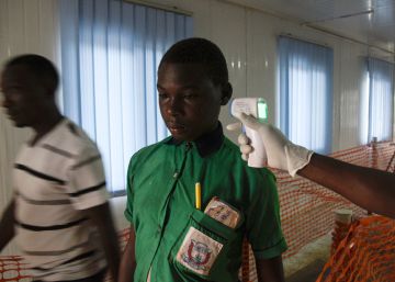 Los muertos por ébola en Congo superan los 2.000 y la enfermedad vuelve a entrar en Uganda