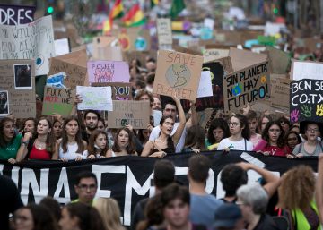 La protesta climática trasciende a los jóvenes y vuelve a llenar las calles alrededor del planeta