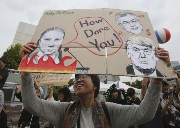 Un manifestante este viernes en Seúl (Corea del Sur) sostiene una pancarta con la imagen de la activista Greta Thunberg, el presidente surcoreano Moon Jae-in y el estadounidense Donald Trump.