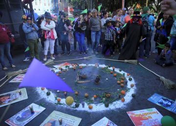 La línea de teléfono que habla de abortos a las mujeres de Honduras
