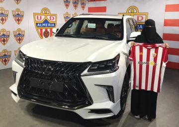 La polémica foto de la ganadora de un coche que sorteaba el jeque del Almería