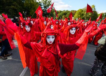 Los colores de la rebelión del clima: rojo, azul y marrón