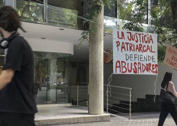 Los ‘mossos’ esperan la salida de la niña que permanece en el consulado uruguayo para entregarla a su padre