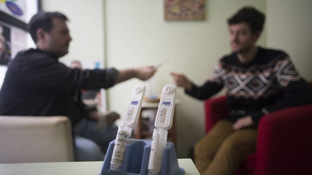 Un joven se somete a una prueba del VIH.