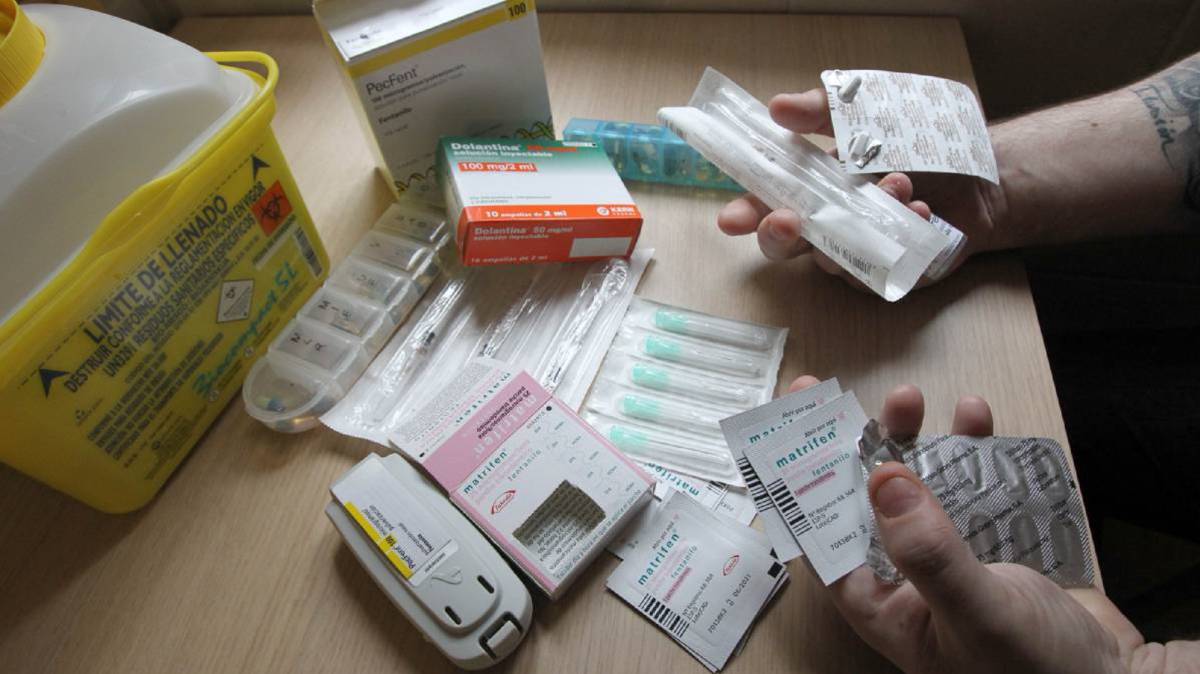 Un hombre muestra los opiáceos que consume.