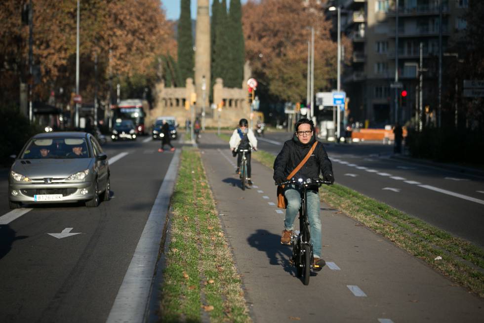 Ciclistas en un carril bici de Barcelona.