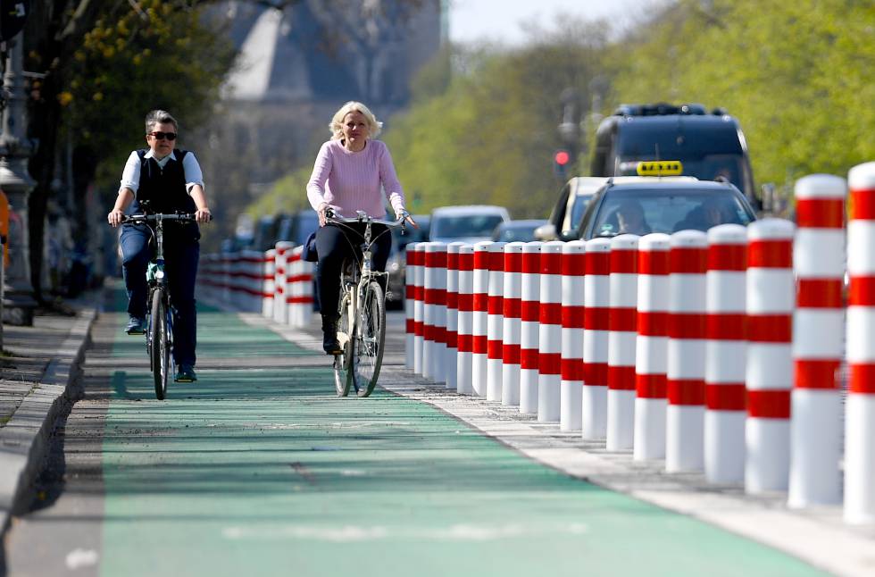 Dos ciclistas en un carril bici protegido en Berlín.
