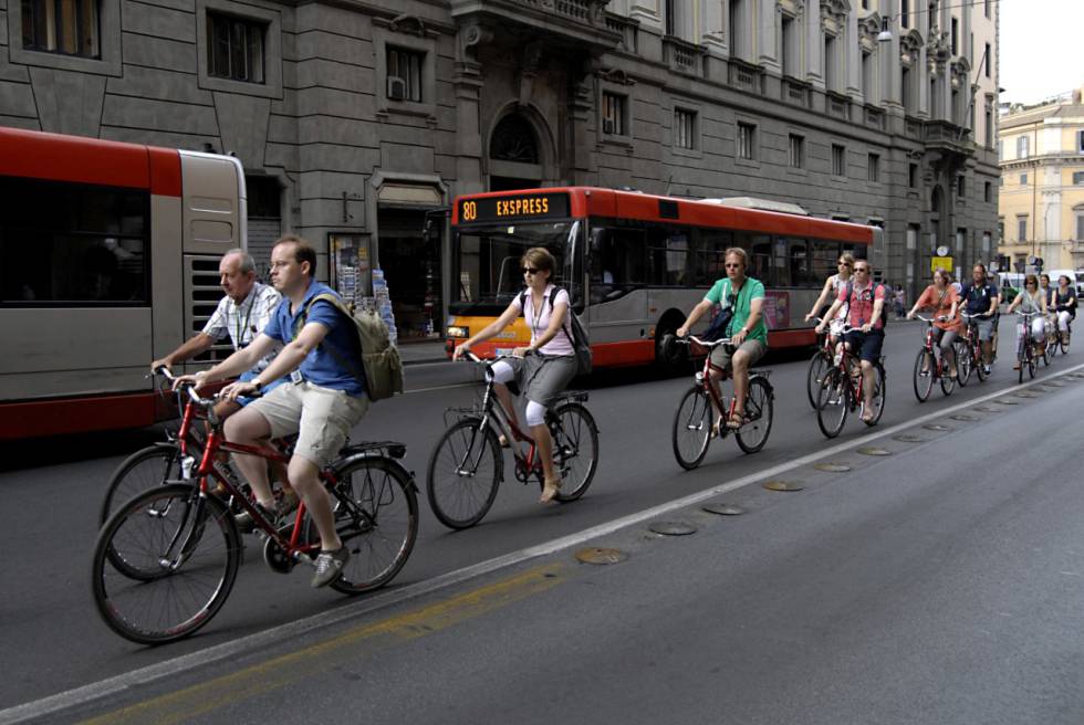 Varios ciclistas circulan en bicicleta por las calles de Roma.