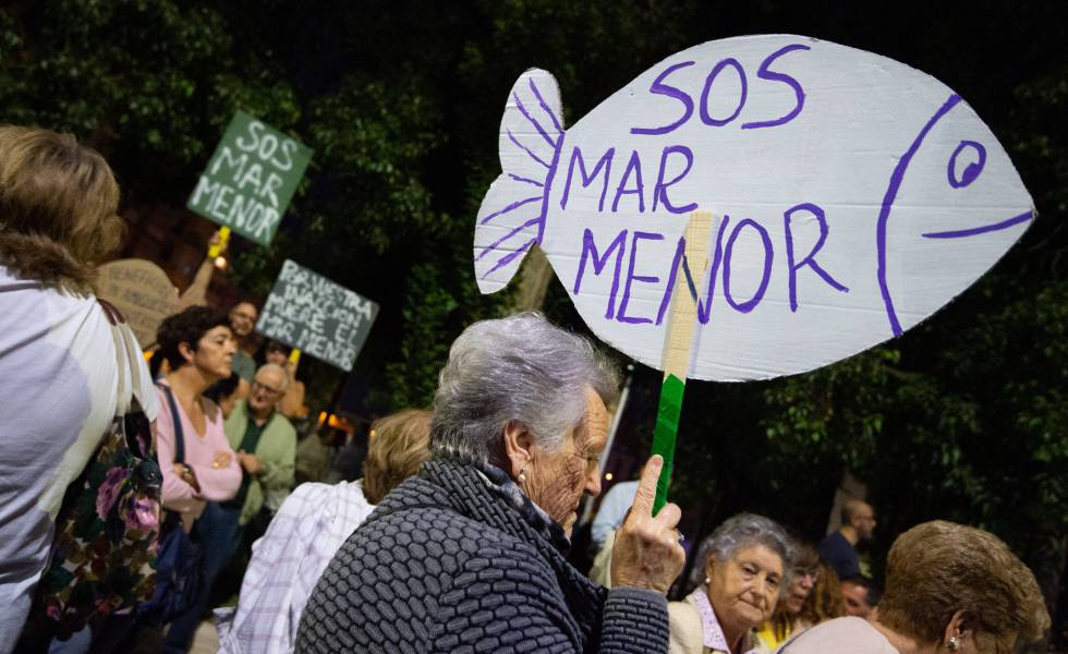 Manifestantes durante la manifestación por el mar Menor el miércoles..