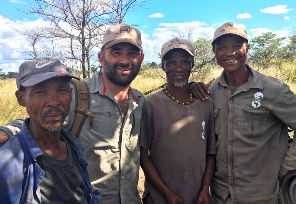 José María Galán con un grupo de 'rangers' locales.