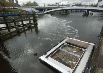 Un muro de burbujas contra el plástico de los canales de Ámsterdam
