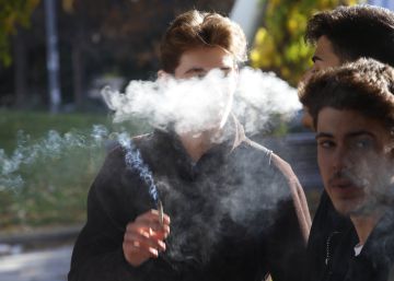 El consum de tabac es perpetua entre els adolescents