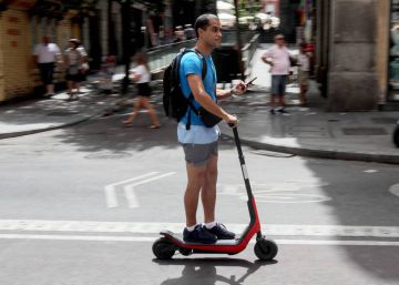 La DGT multará a los usuarios de patinetes eléctricos por usar el móvil o conducir borrachos