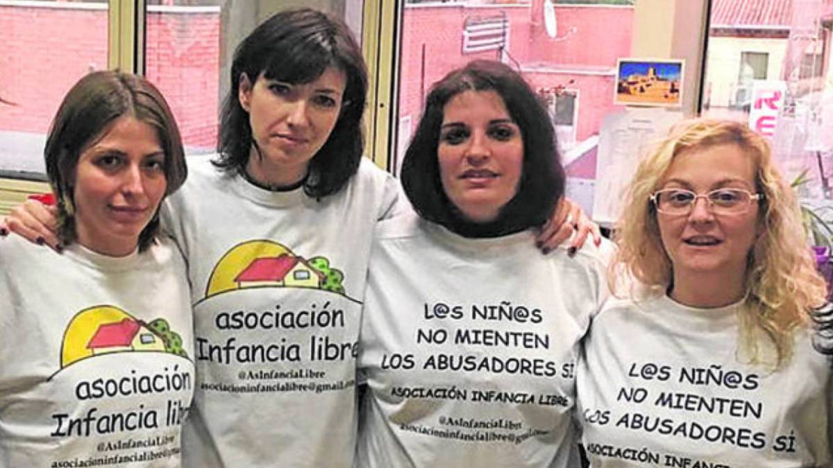 Madres de Infancia Libre, tras ser invitadas por Podemos al Senado en 2017.