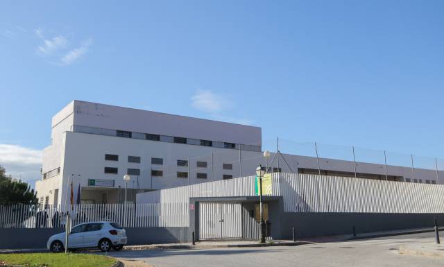 Fachada del instituto Dunas de Las Chapas, en Marbella.