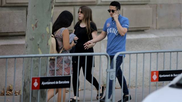 Bryan Andrés, uno de los acusados de la violación en grupo en Manresa, en el acceso a la Audiencia de Barcelona junto a su novia el julio pasado.