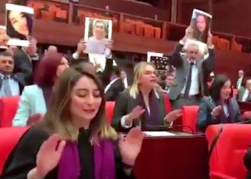 Diputadas turcas cantan ‘Un violador en tu camino’ en el Parlamento “por las que no pueden hacerlo en la calle”
